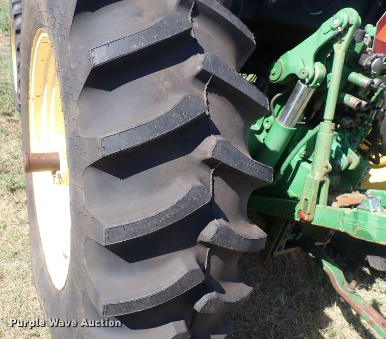 image for item IN9067 2002 John Deere 6605  MFWD tractor