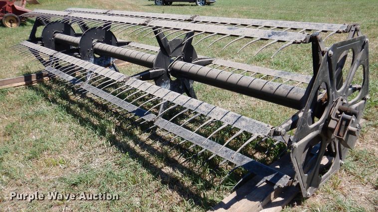 image for item JO9019 Case IH 1020  bean header reel