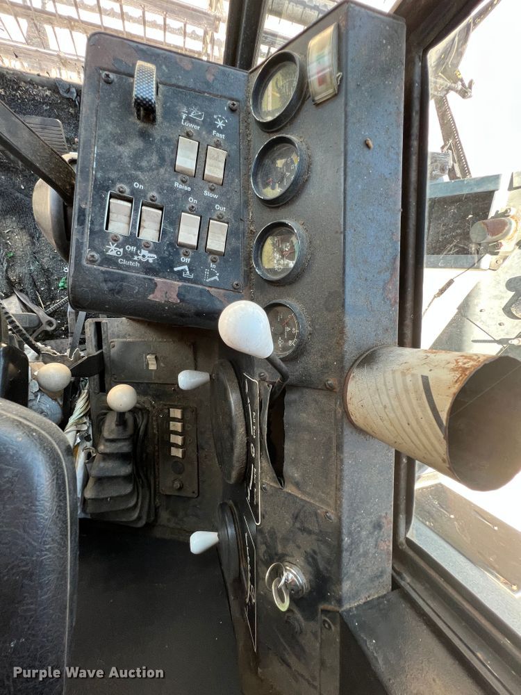 image for item JX9274 1979 Gleaner M2  RWA combine