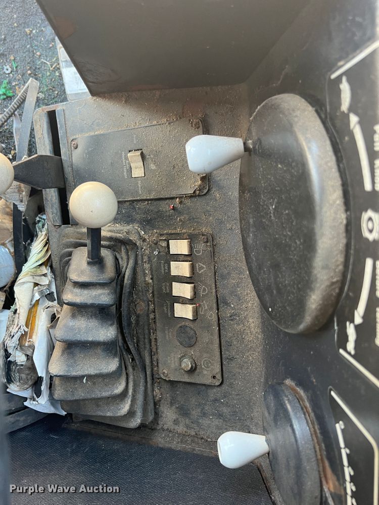 image for item JX9274 1979 Gleaner M2  RWA combine