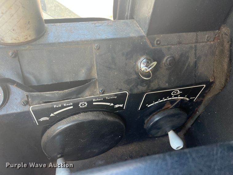 image for item JX9274 1979 Gleaner M2  RWA combine