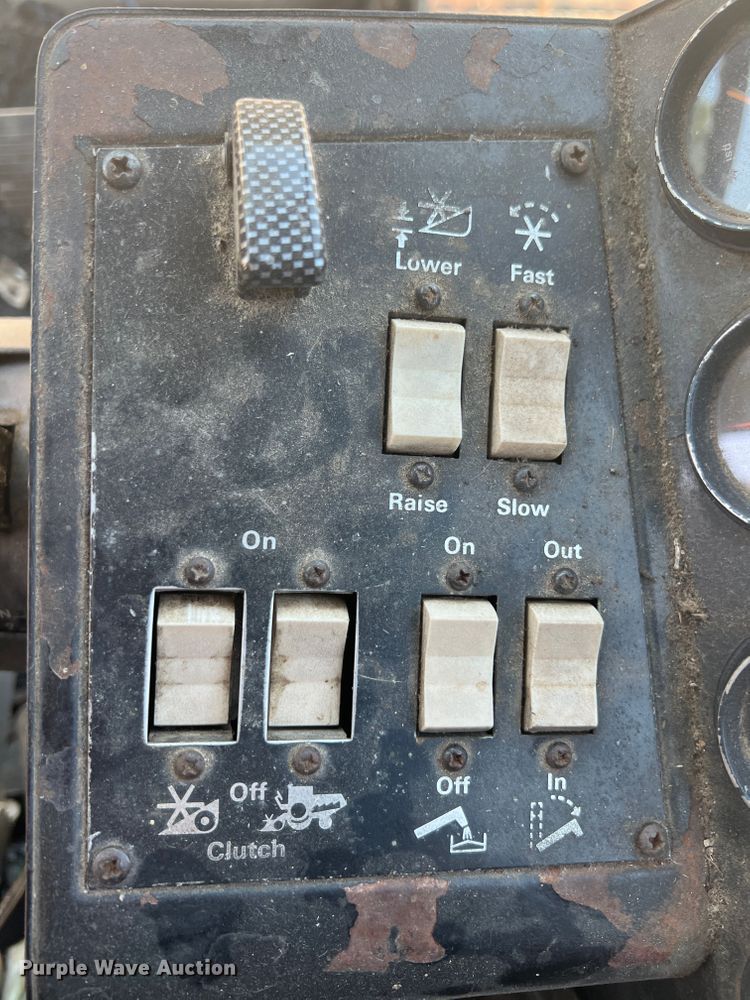 image for item JX9274 1979 Gleaner M2  RWA combine