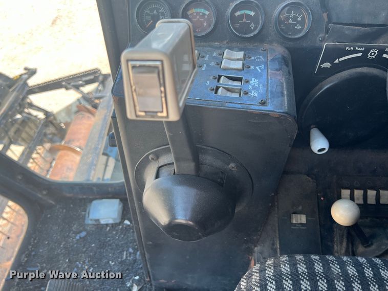 image for item JX9274 1979 Gleaner M2  RWA combine