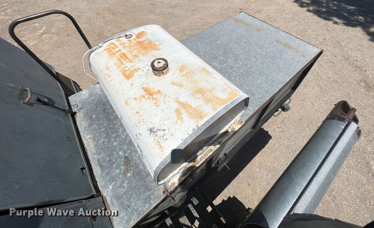 image for item JX9274 1979 Gleaner M2  RWA combine