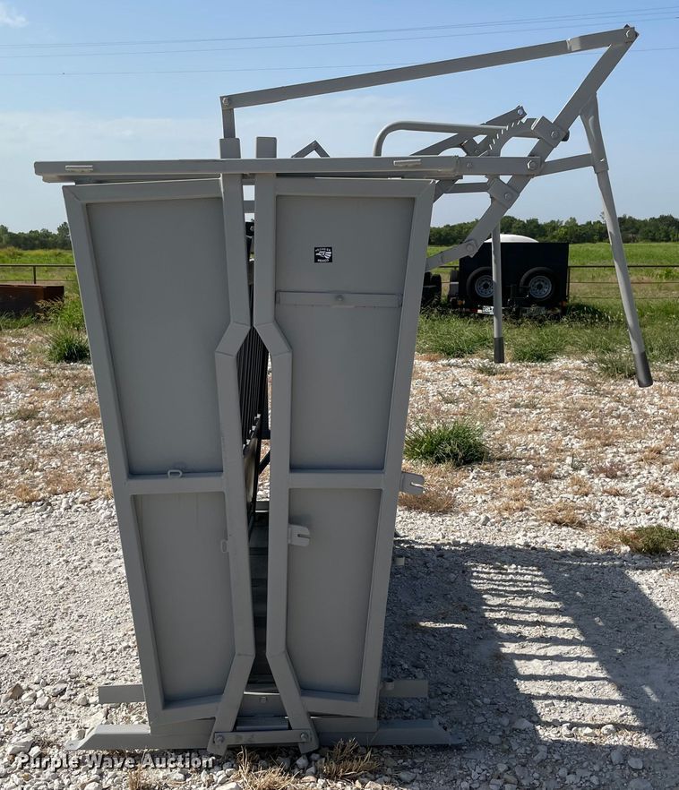 image for item KJ9738 Livestock squeeze chute