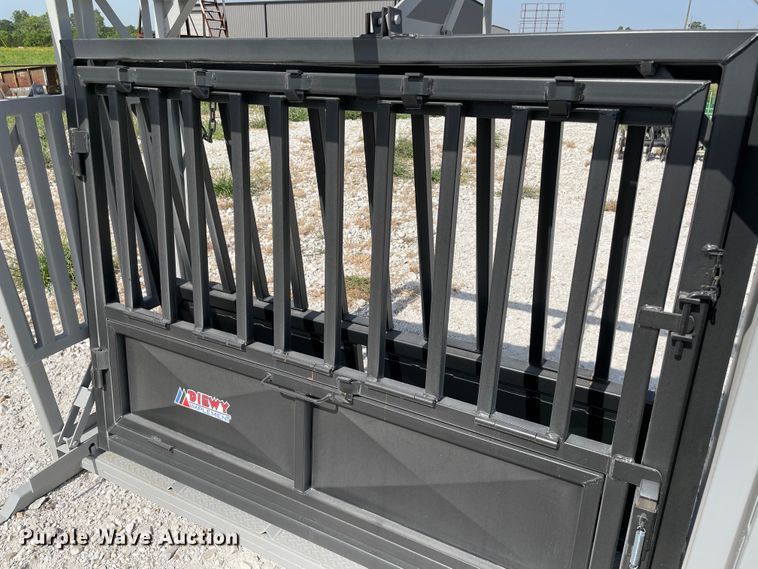 image for item KJ9738 Livestock squeeze chute