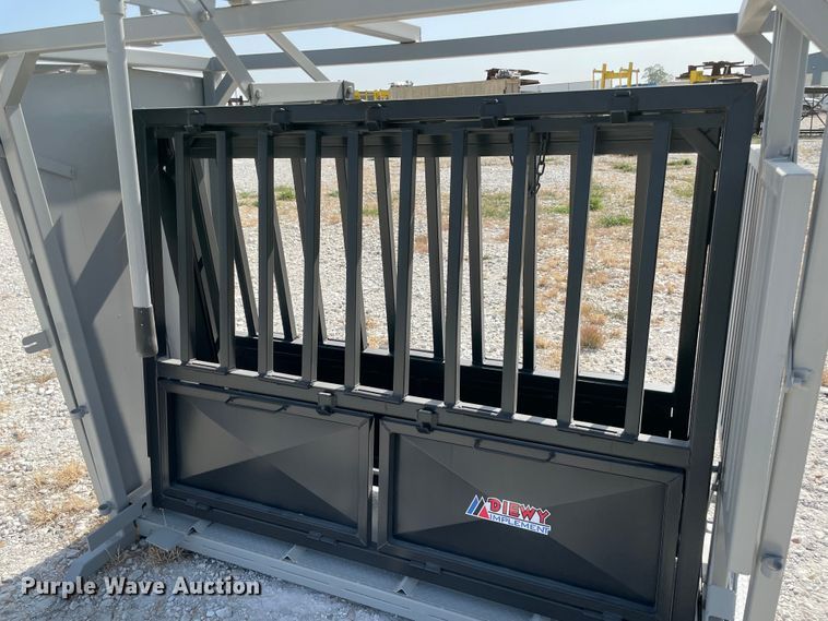 image for item KJ9738 Livestock squeeze chute