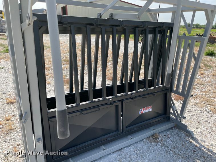 image for item KJ9738 Livestock squeeze chute