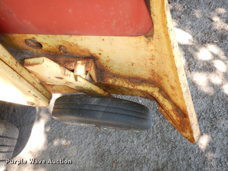 image for item KS9756 New Holland 273  small square baler