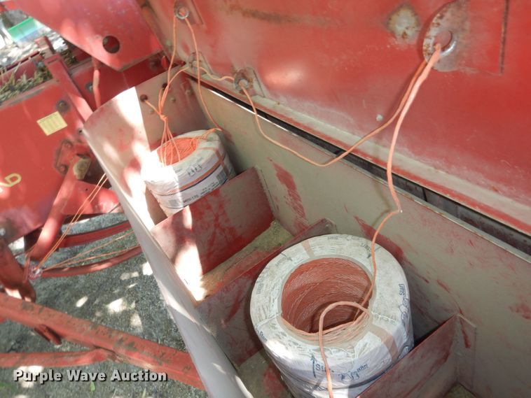 image for item KS9756 New Holland 273  small square baler