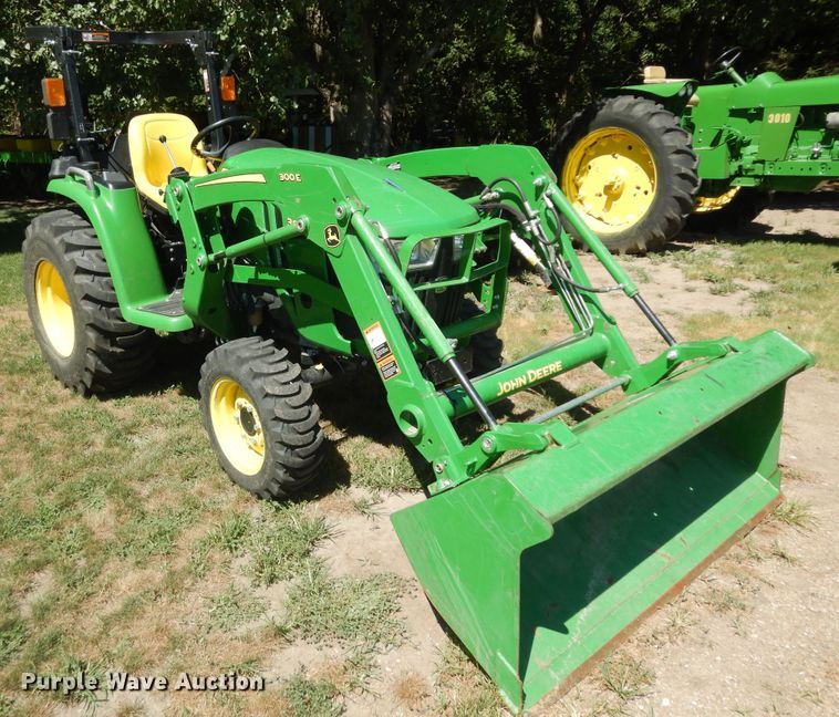 image for item KS9759 2019 John Deere 3032E  MFWD tractor