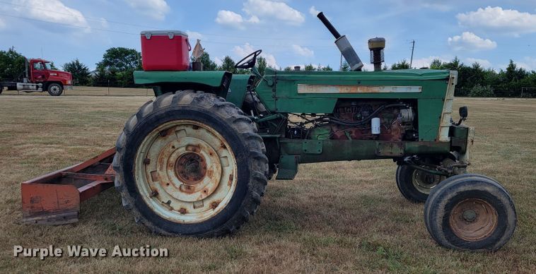image for item LM9543 Oliver 1650  tractor