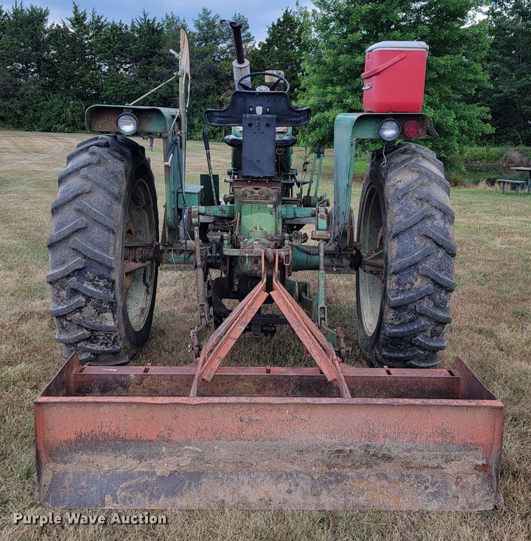 image for item LM9543 Oliver 1650  tractor