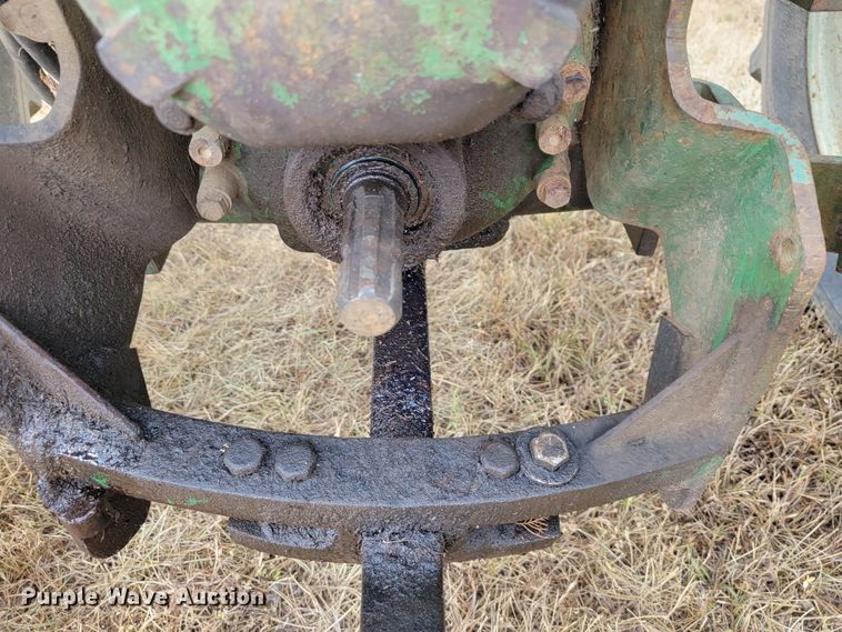 image for item LM9543 Oliver 1650  tractor