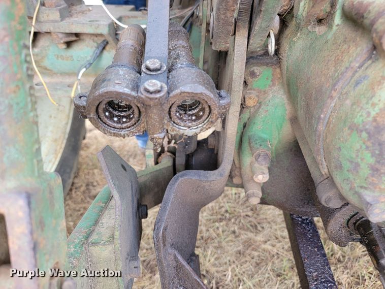 image for item LM9543 Oliver 1650  tractor