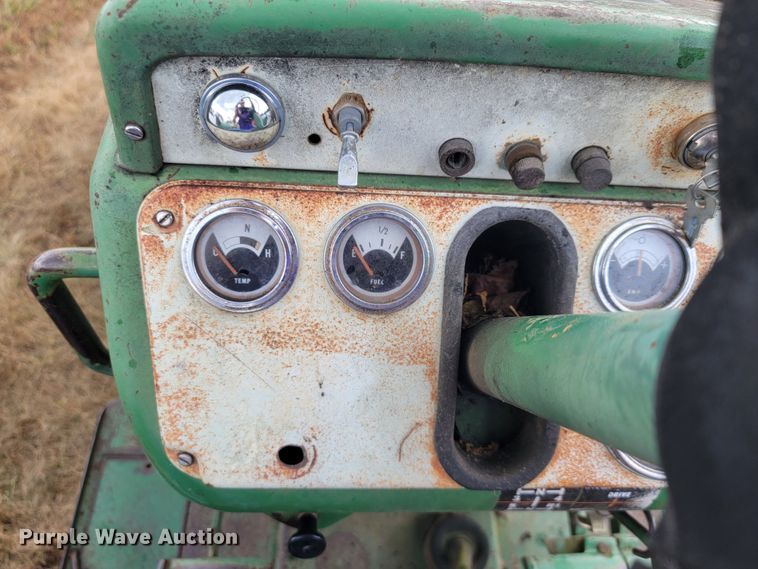 image for item LM9543 Oliver 1650  tractor