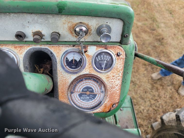 image for item LM9543 Oliver 1650  tractor