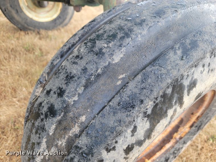 image for item LM9543 Oliver 1650  tractor