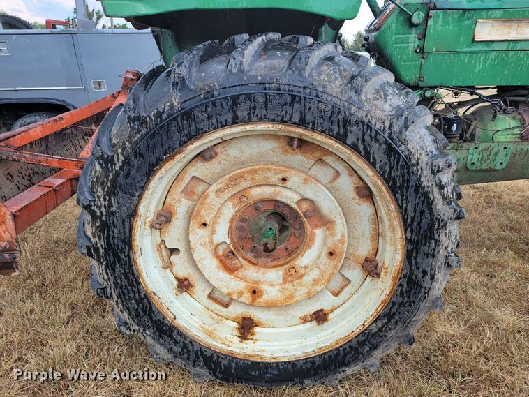 image for item LM9543 Oliver 1650  tractor