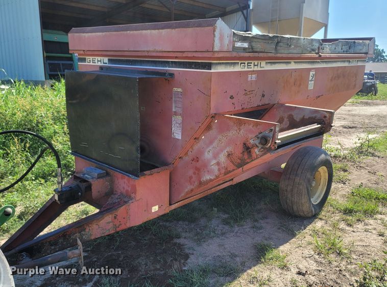 image for item LM9556 Gehl 7190  feed wagon