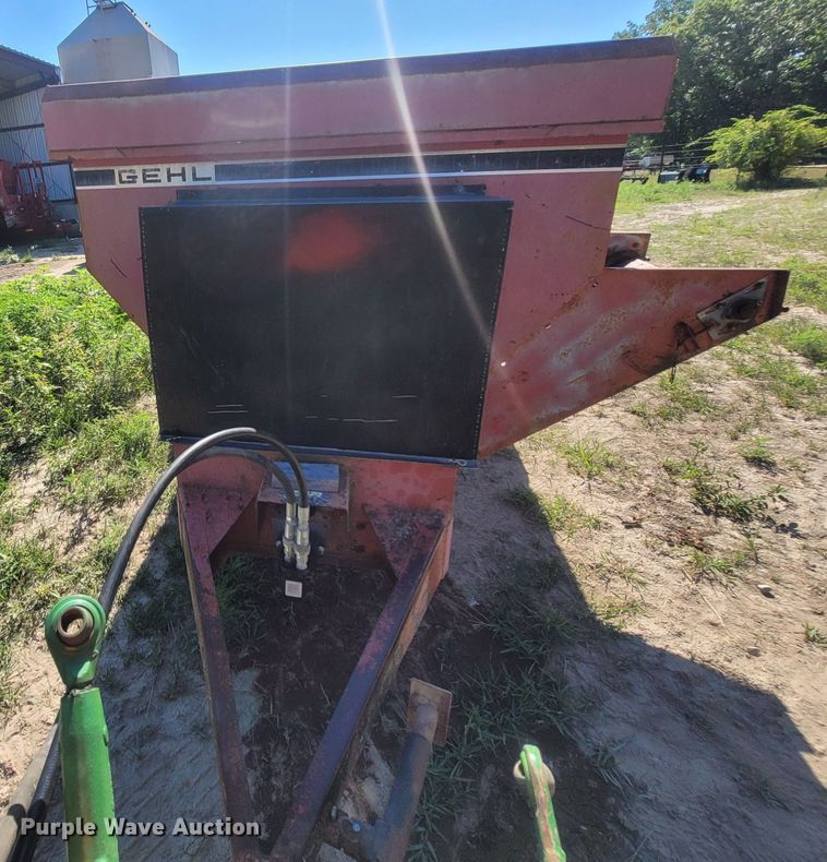 image for item LM9556 Gehl 7190  feed wagon