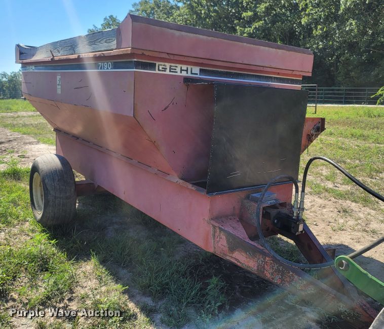 image for item LM9556 Gehl 7190  feed wagon