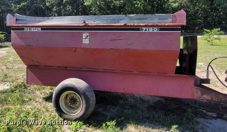 image for item LM9556 Gehl 7190  feed wagon