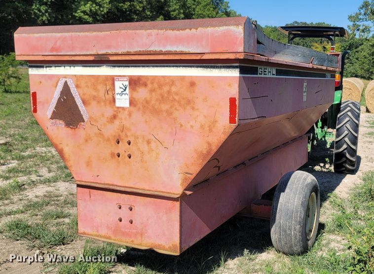 image for item LM9556 Gehl 7190  feed wagon