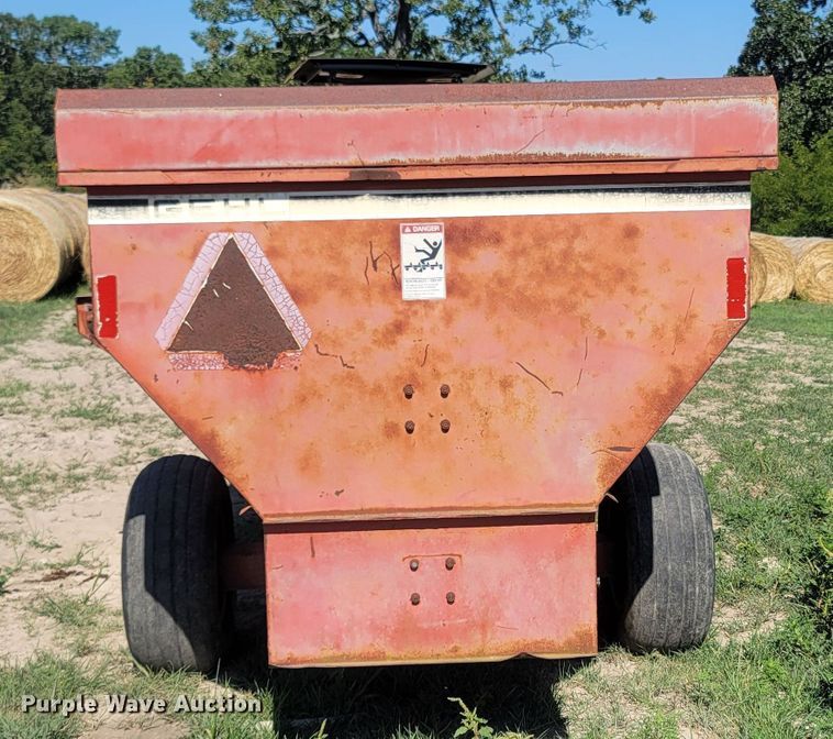 image for item LM9556 Gehl 7190  feed wagon