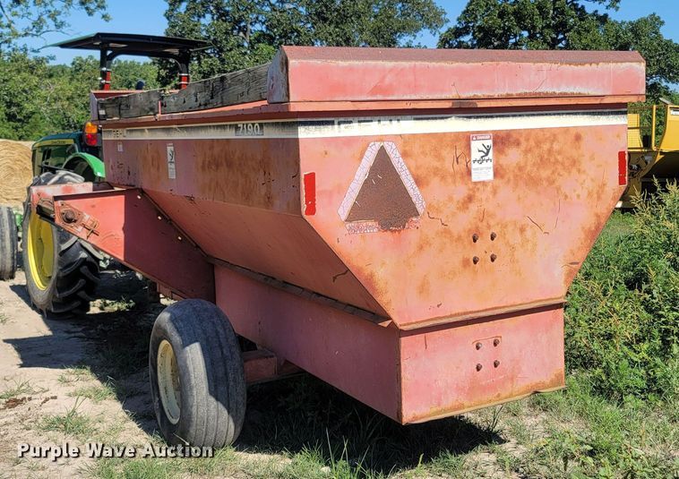 image for item LM9556 Gehl 7190  feed wagon
