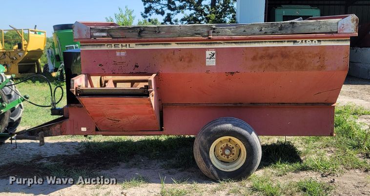 image for item LM9556 Gehl 7190  feed wagon