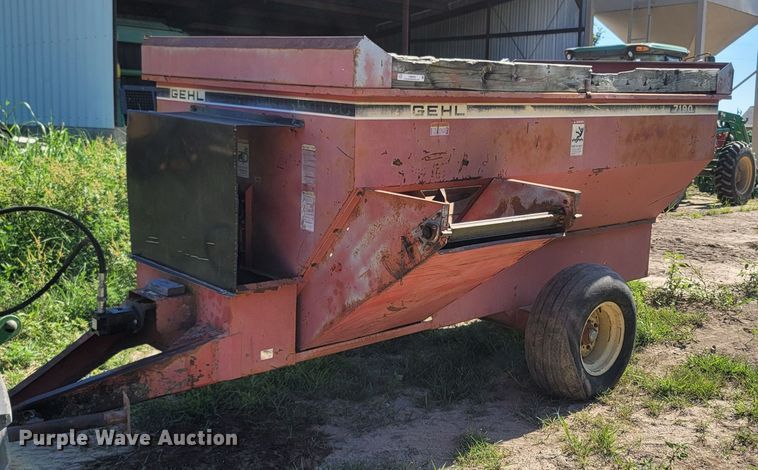 image for item LM9556 Gehl 7190  feed wagon