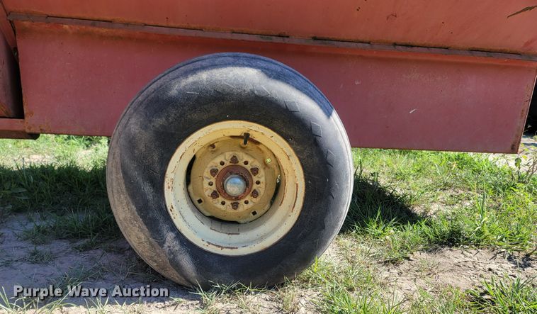 image for item LM9556 Gehl 7190  feed wagon