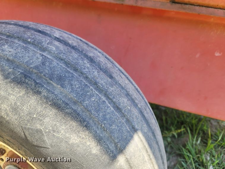 image for item LM9556 Gehl 7190  feed wagon