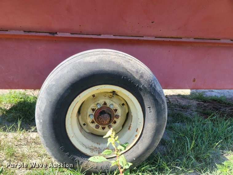 image for item LM9556 Gehl 7190  feed wagon