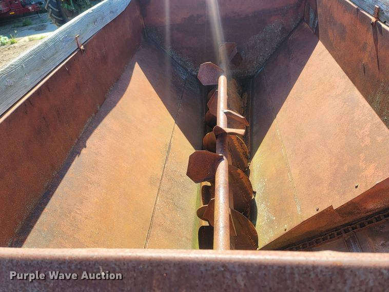 image for item LM9556 Gehl 7190  feed wagon