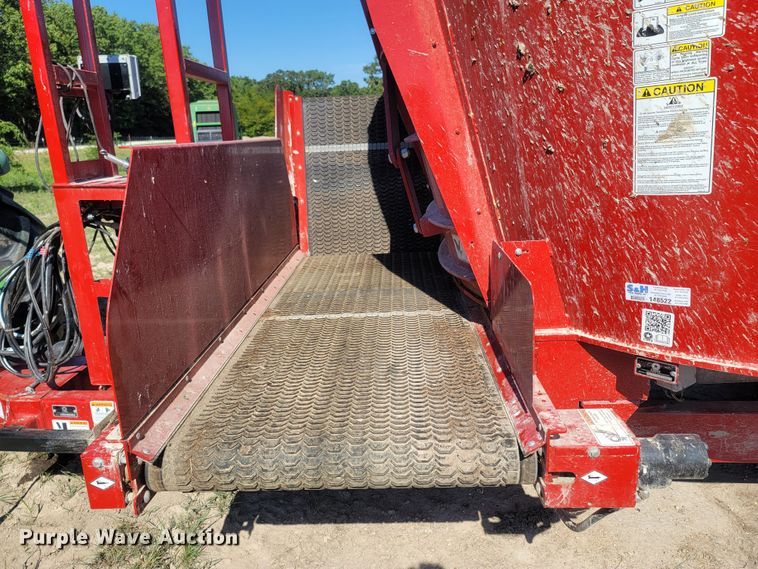 image for item LM9557 2021 Meyer Formula F585  feed mixer