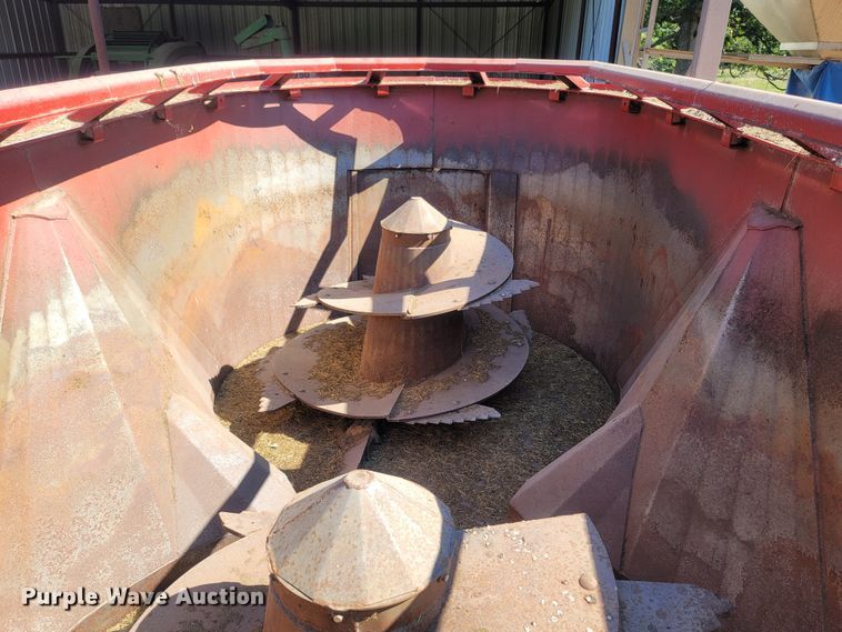 image for item LM9557 2021 Meyer Formula F585  feed mixer