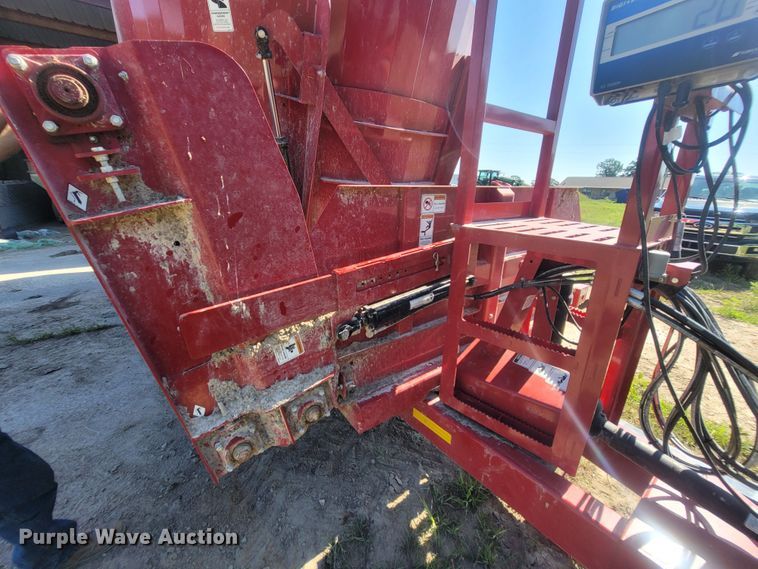 image for item LM9557 2021 Meyer Formula F585  feed mixer