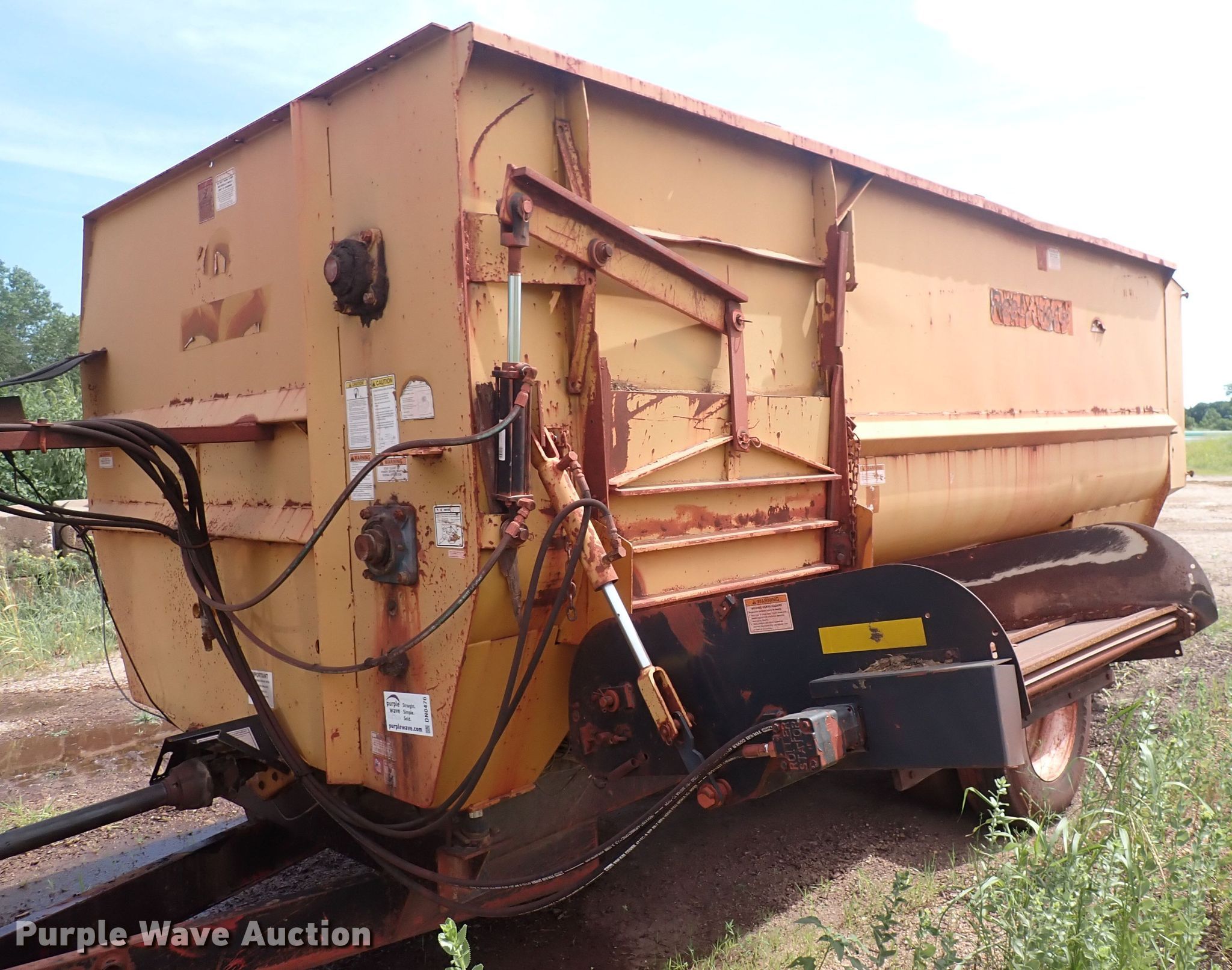 Knight ReelAuggie 3700 feed mixer in Goddard, KS Item DN0476 sold