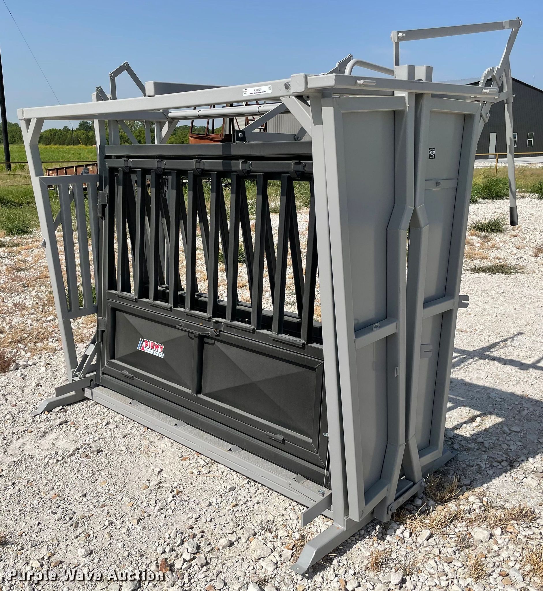 Livestock squeeze chute in Petty, TX | Item KJ9738 sold | Purple Wave