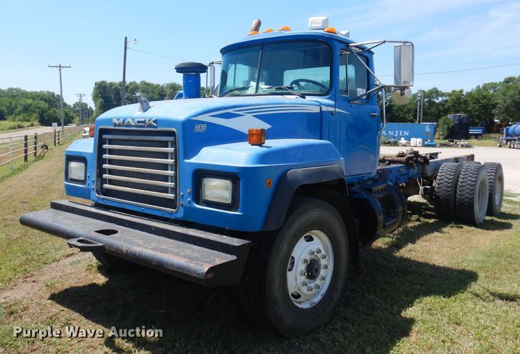 image for item DB7987 2001 Mack RD688S  truck cab and chassis
