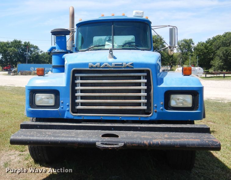 image for item DB7987 2001 Mack RD688S  truck cab and chassis