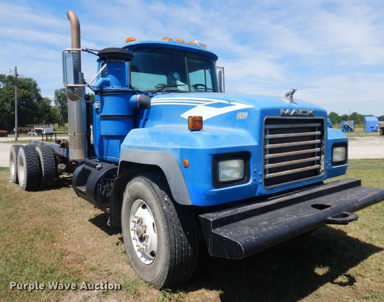 image for item DB7987 2001 Mack RD688S  truck cab and chassis
