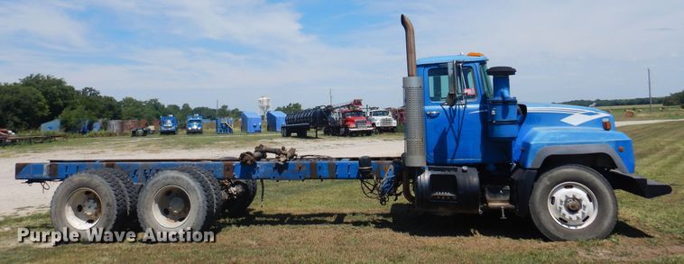 image for item DB7987 2001 Mack RD688S  truck cab and chassis