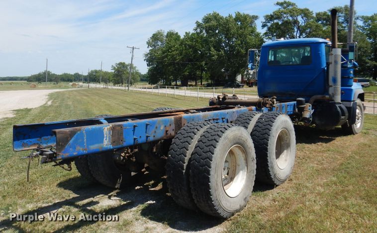image for item DB7987 2001 Mack RD688S  truck cab and chassis