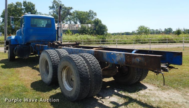 image for item DB7987 2001 Mack RD688S  truck cab and chassis