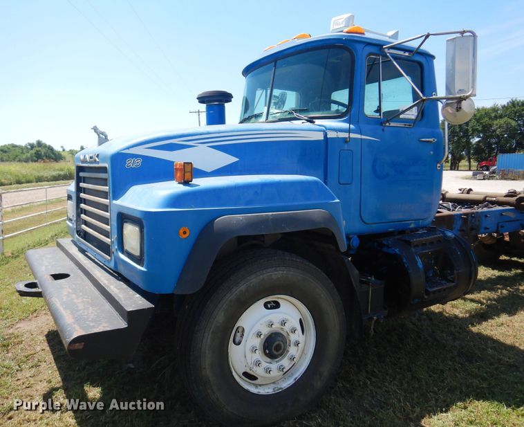 image for item DB7987 2001 Mack RD688S  truck cab and chassis