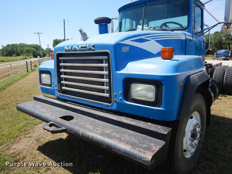 image for item DB7987 2001 Mack RD688S  truck cab and chassis