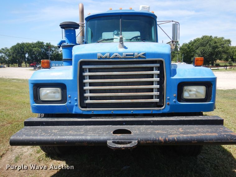 image for item DB7987 2001 Mack RD688S  truck cab and chassis